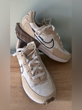 Nike women’s fontanka waffle sand drift 7.5